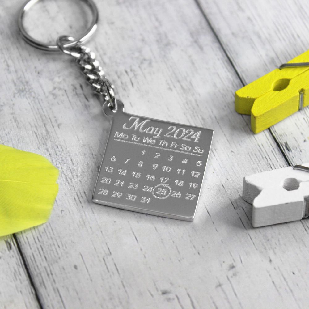 Серебряный брелок Календарь с гравировкой даты на заказ