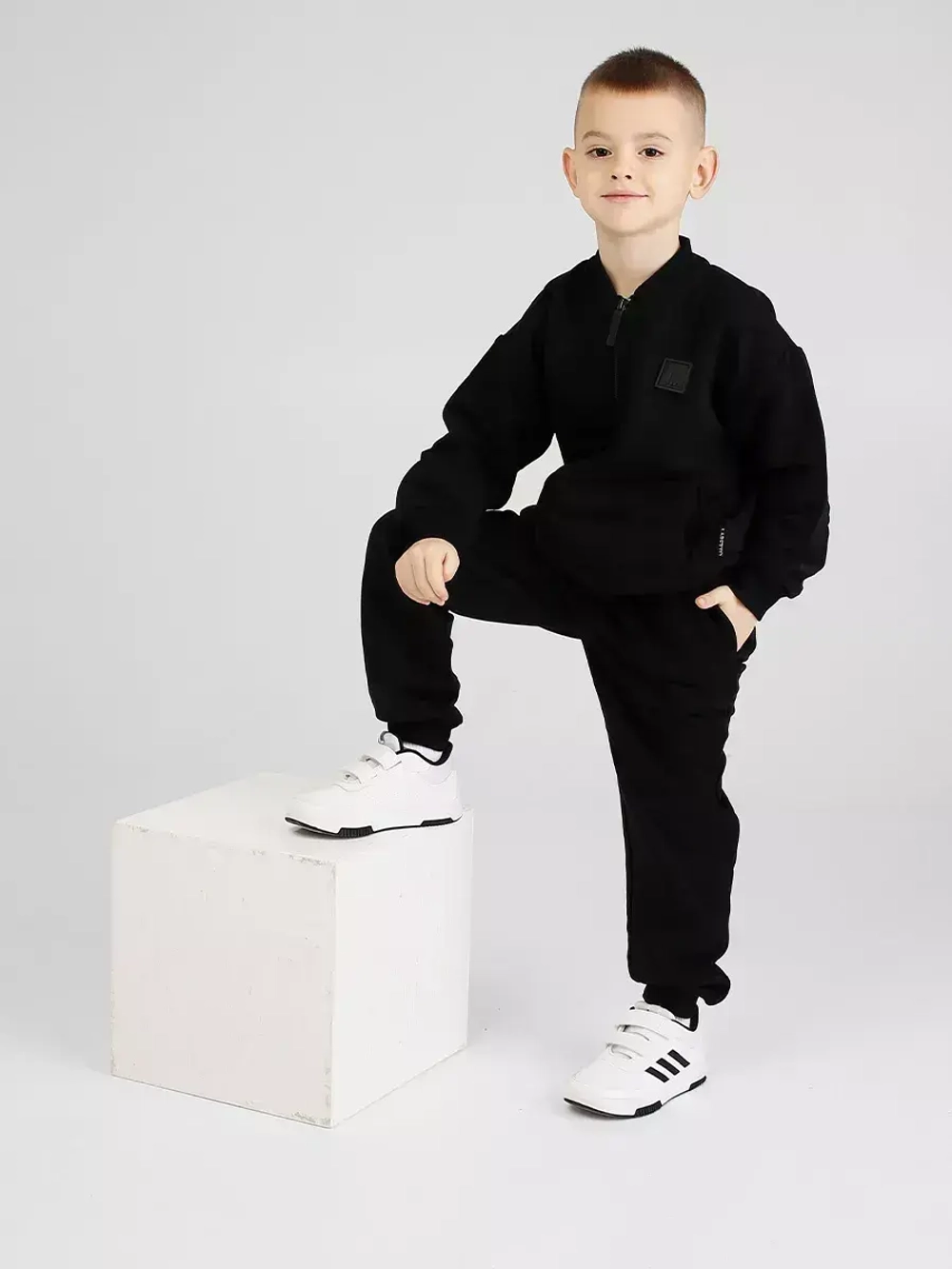 Черный спортивный костюм для мальчика в школу