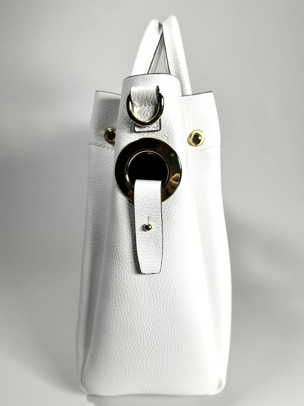 Женская белая сумка из натуральной кожи с металлическими ручками