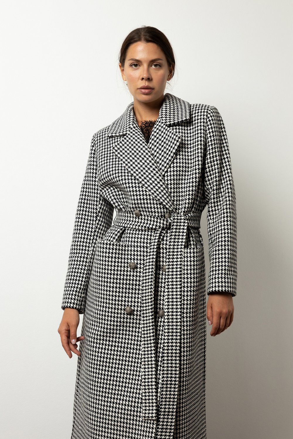 Пальто прямого кроя расцветки гусиная лапка