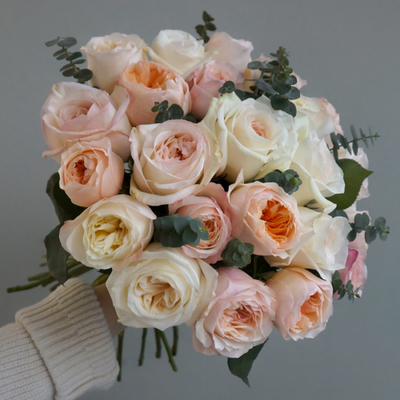 2. Букет английских роз с эвкалиптом