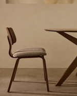 Стул Gena из бежевого шенилла с каркасом из шпона ореха и каучукового дерева