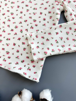 Лонгслив из "лапши в рубчик", белый в мелкий цветочек