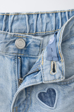 ZARA ДЖИНСОВЫЕ ШОРТЫ С НАШИВКАМИ «СЕРДЦА», ГОЛУБОЙ