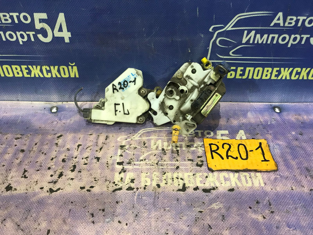 Замок двери передней левой NISSAN MISTRAL 1997