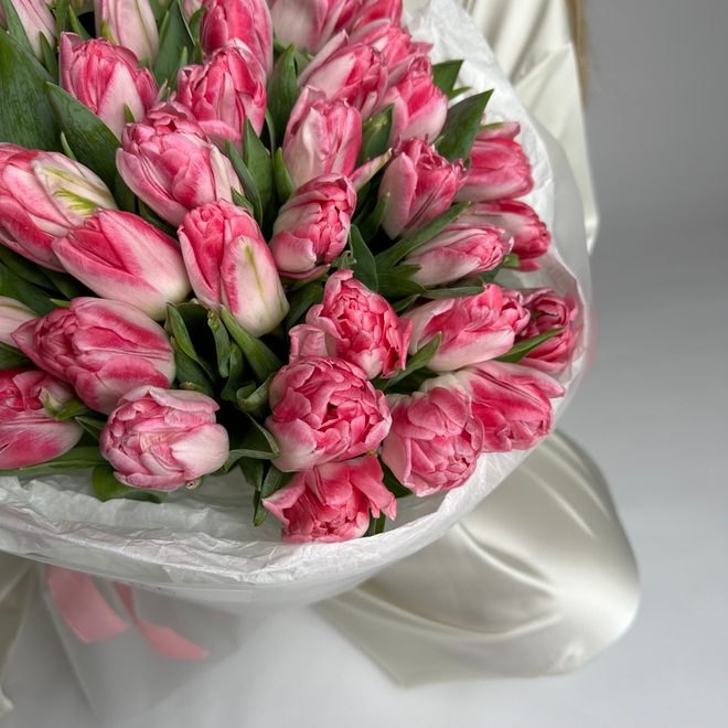 Букет из розовых пионовидных тюльпанов