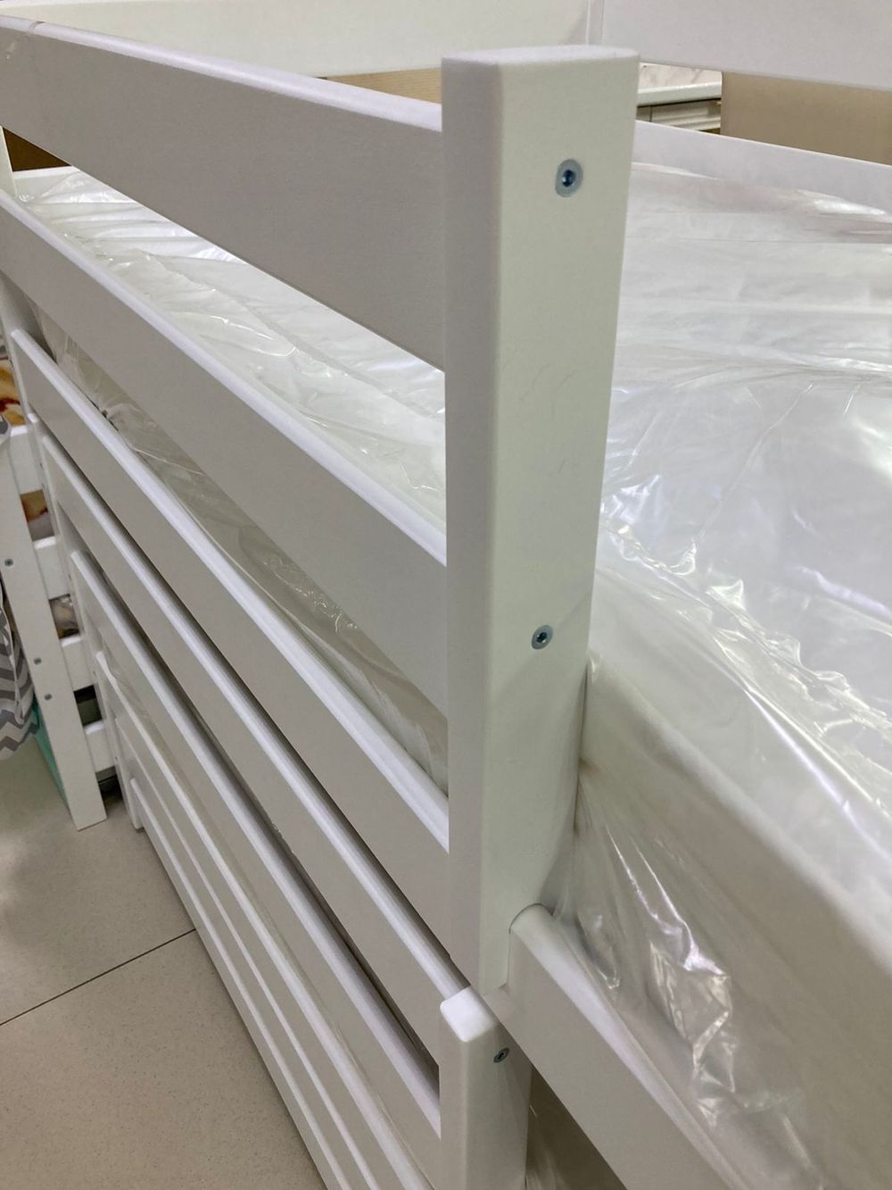 Кровать Манеж 2-х яр. с выдвежным местом Массив белый/белый (ладе) 800*1600