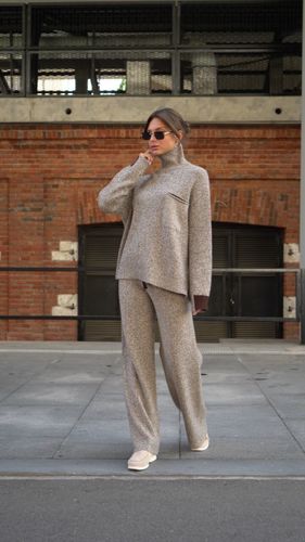 Женский трикотажный костюм коричневого цвета