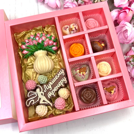 Шоколадный подарок "Лучшему тренеру. Художественная гимнастика. Ваза с тюльпанами": шоколадка-надпись, фигурка и 8 конфет ручной работы