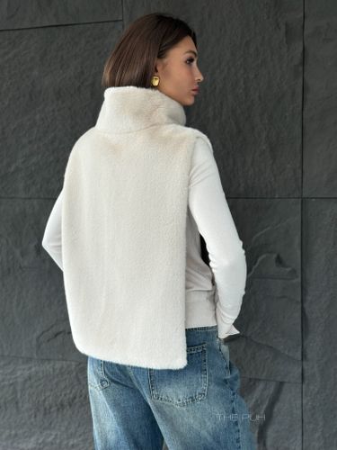 Светло-бежевая манишка из эко-меха