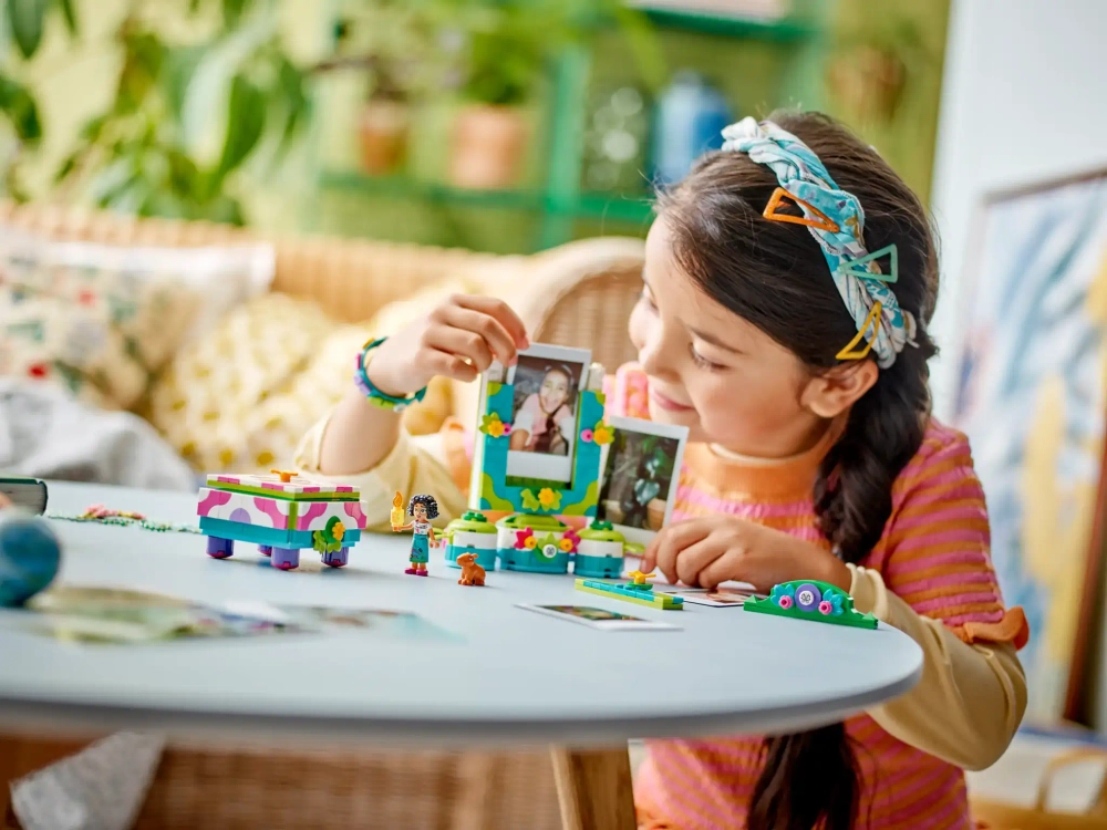 Конструктор LEGO Disney 43239 Фоторамка и шкатулка Мирабель