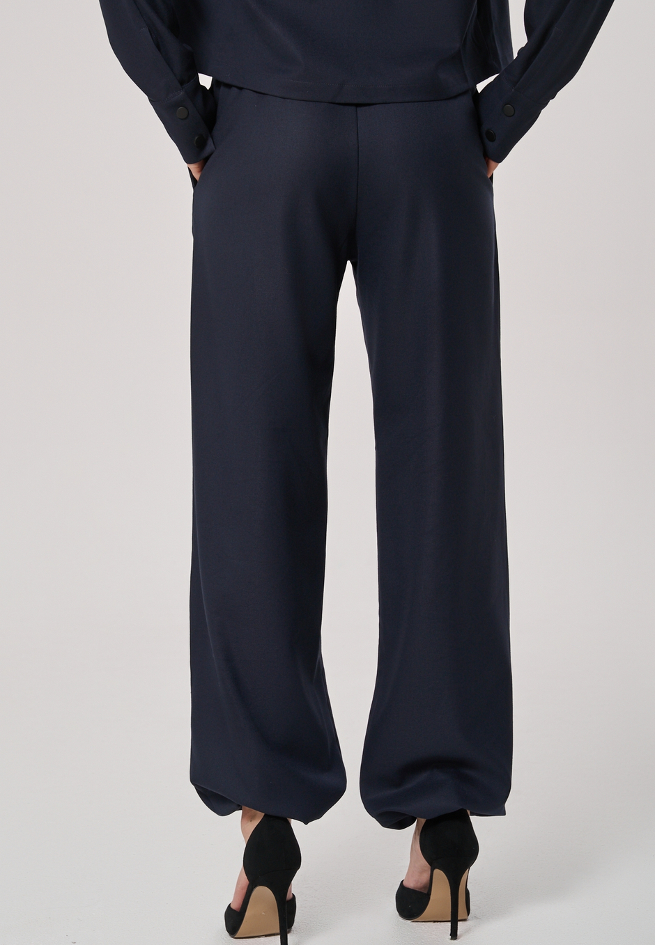 Брюки с поясом на резинке синие