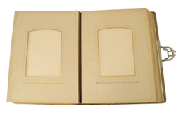 Фотоальбом. Австрия. 1890-х гг. Кожа, картон, золочение, латунь. Размер: 23 × 30 см.