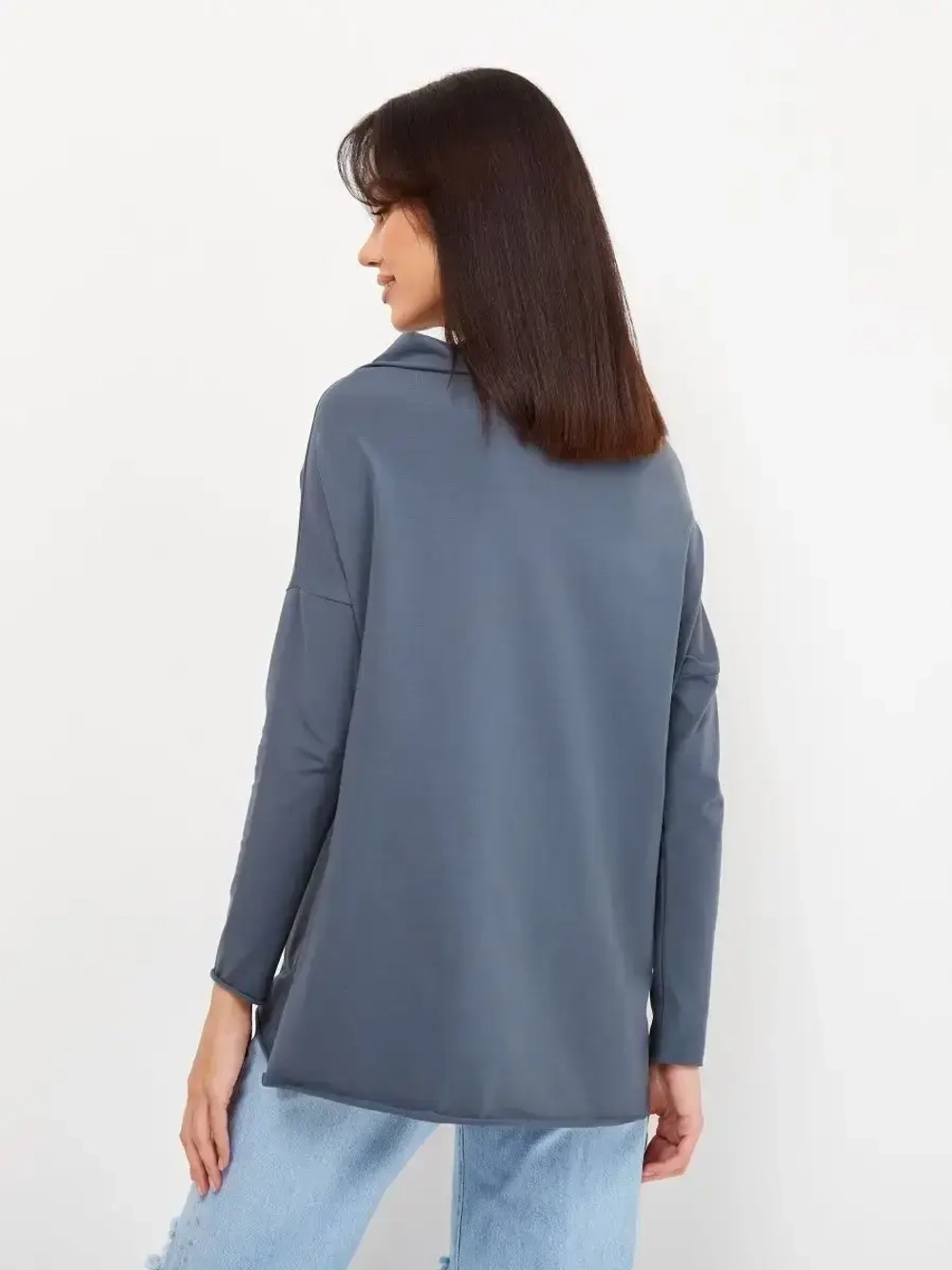 Лонгслив оверсайз с вырезом лодочка серый