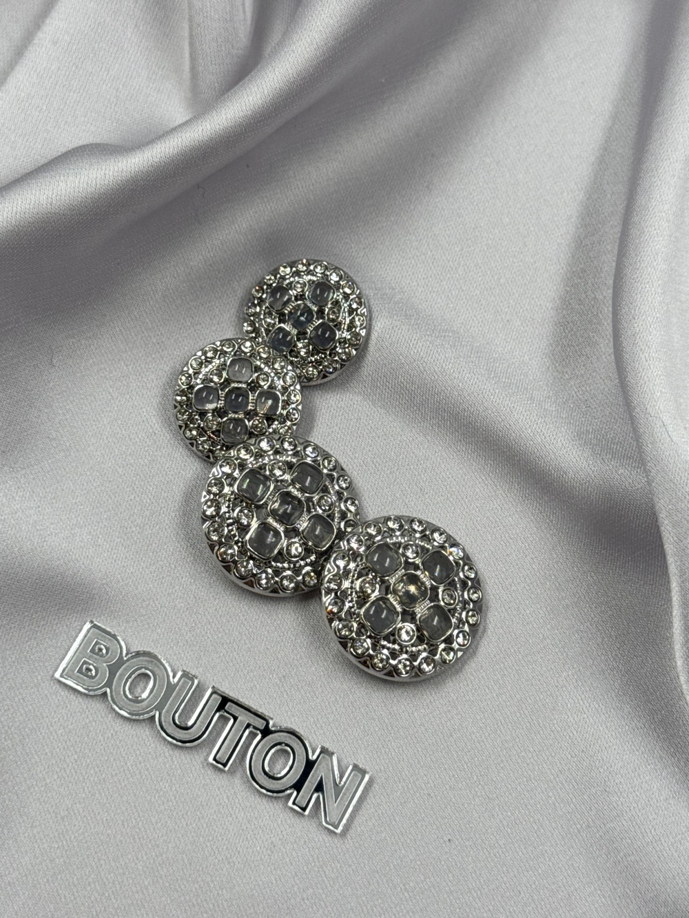 Пуговицы серебристые с прозрачными серыми камнями и стразами