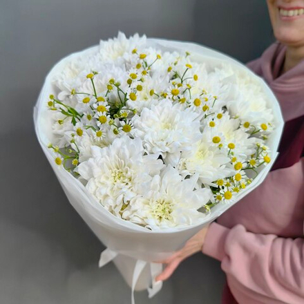 Букет из ромашек и хризантем