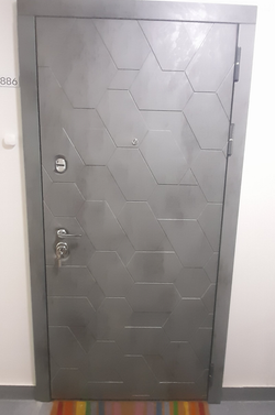 Входная дверь в квартиру с шумоизоляцией Сударь Дива (DIVA) МД-51 Темный бетон / рис. М7 Белый софт