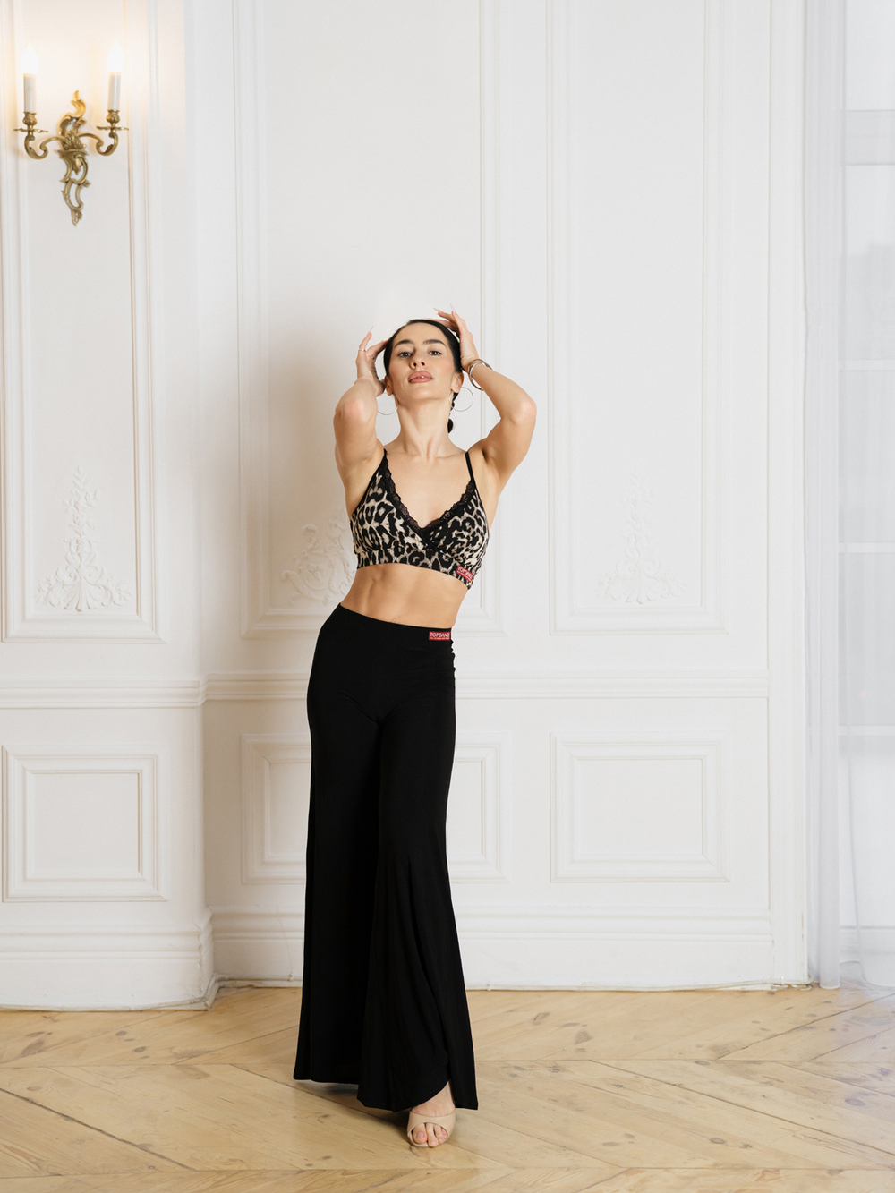 Короткий топ с гипюром с вшитыми чашками