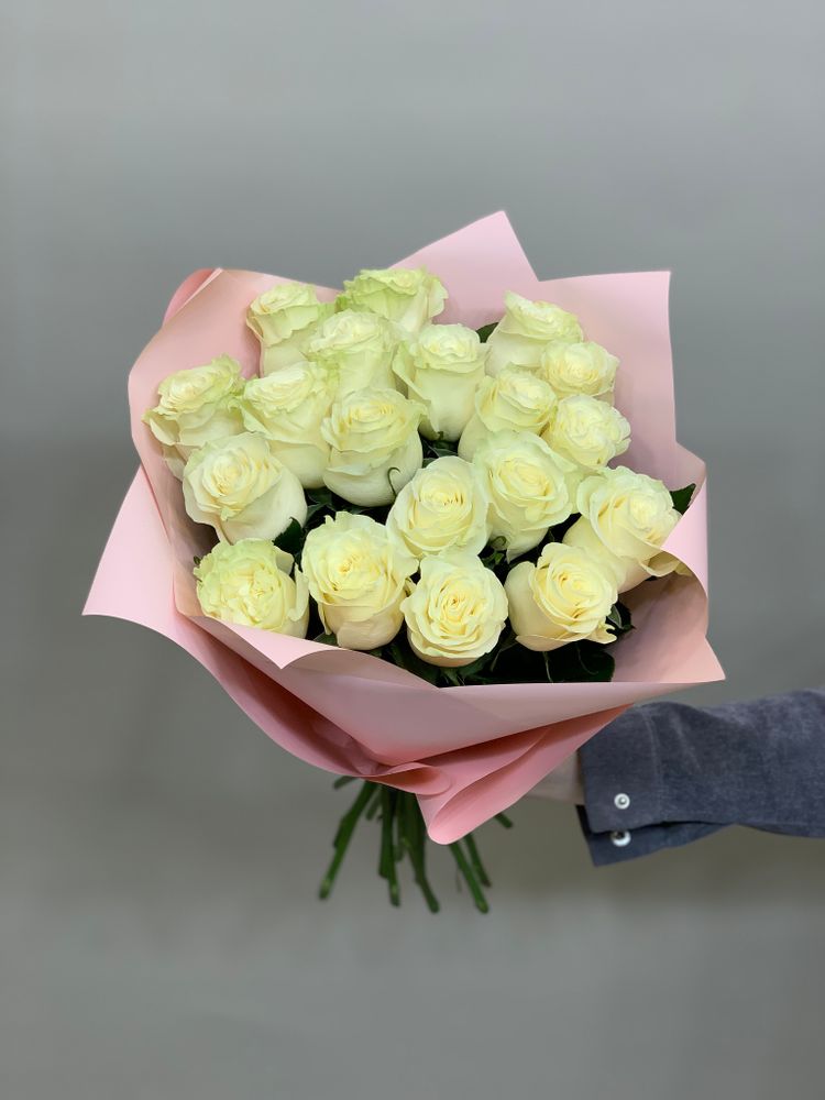 Букет 19 белых роз Эквадор 50см в пленке