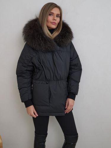 Черный пуховик с отделкой из меха енота