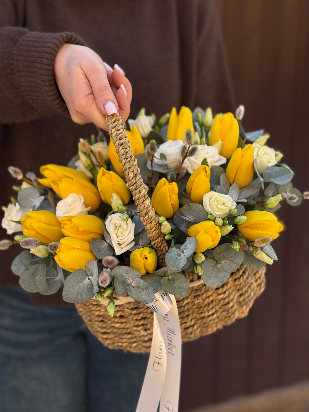 Весенняя корейская корзина из желтых тюльпанов, нежного лизиантуса и эвкалипта от Флора Маркет