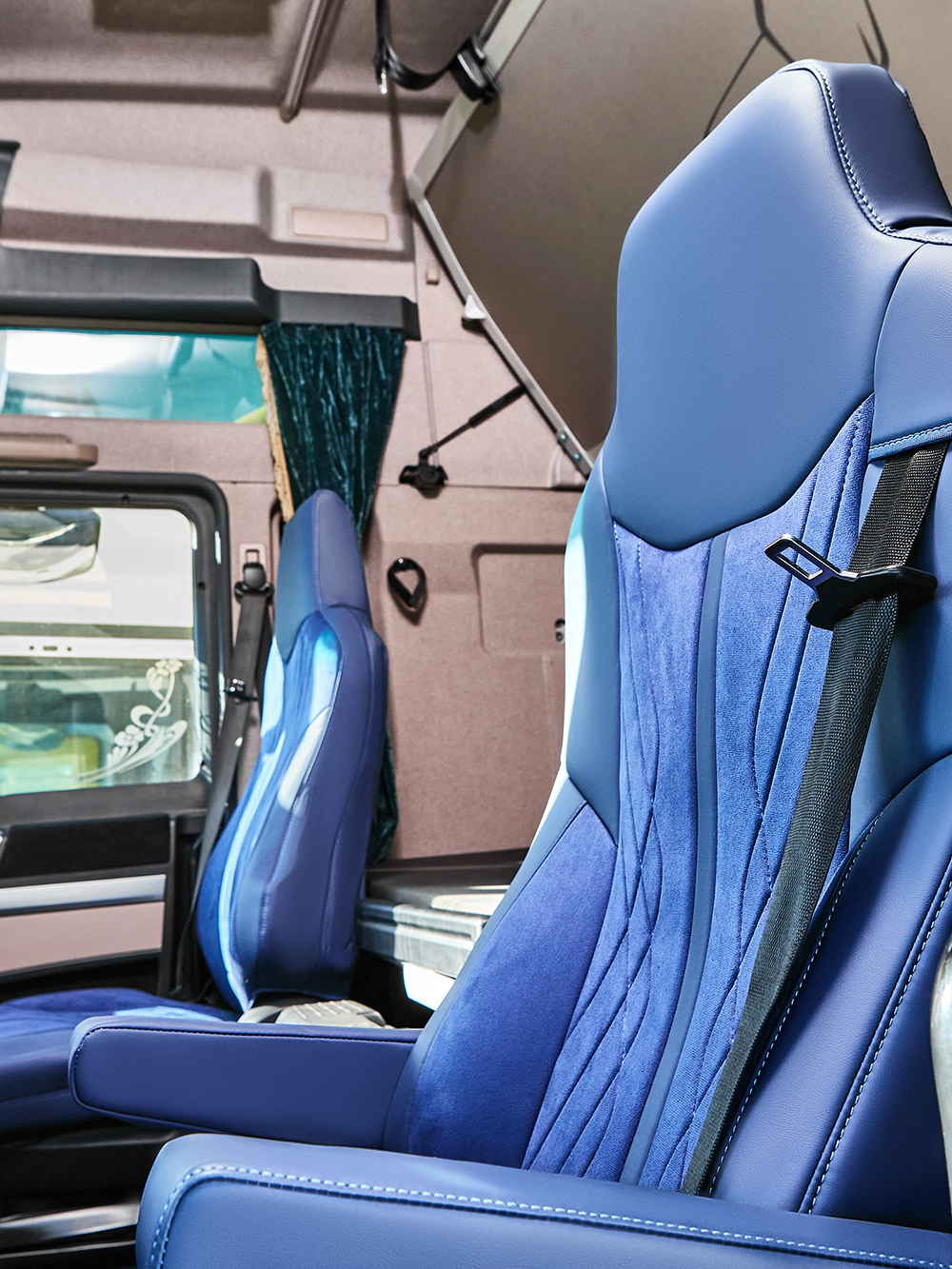 Чехлы Люкс MAN TGX до 2021 года (экокожа, синий, синяя вставка)