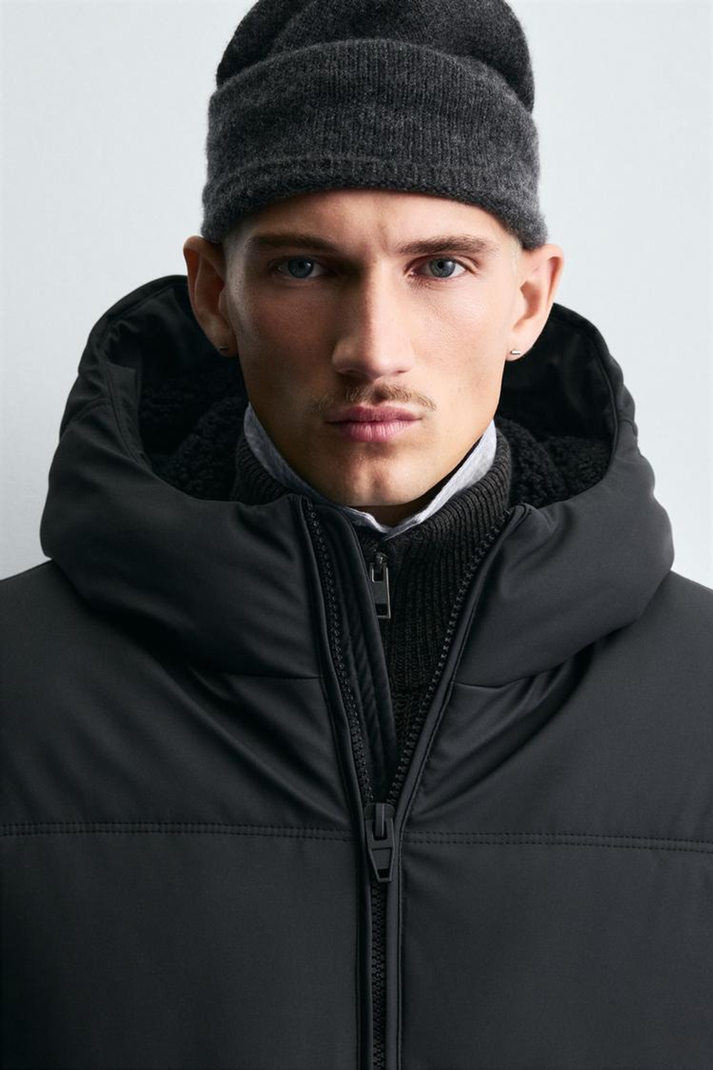 ZARA СТЕГАНАЯ КУРТКА ИЗ ПРОРЕЗИНЕННОЙ ТКАНИ С КОМБИНИРОВАННЫМИ ДЕТАЛЯМИ, ЧЕРНЫЙ