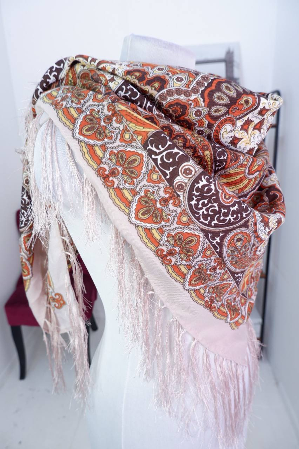 Платок шерстяной с набивным рисунком и бахромой, новый