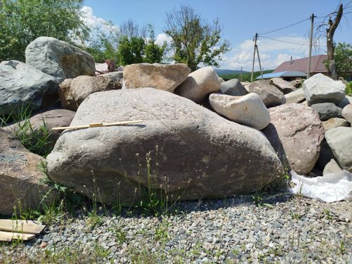 Гигант серый валун