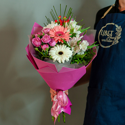 Сборный букет с герберами в розовом оформлении