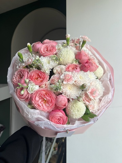 Букет из кустовых динтусов, кустовых роз, маттиолы и хризантемы