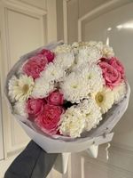 Авторский букет из хризантемы, яркой кустовой пионовидной розы и минигербер