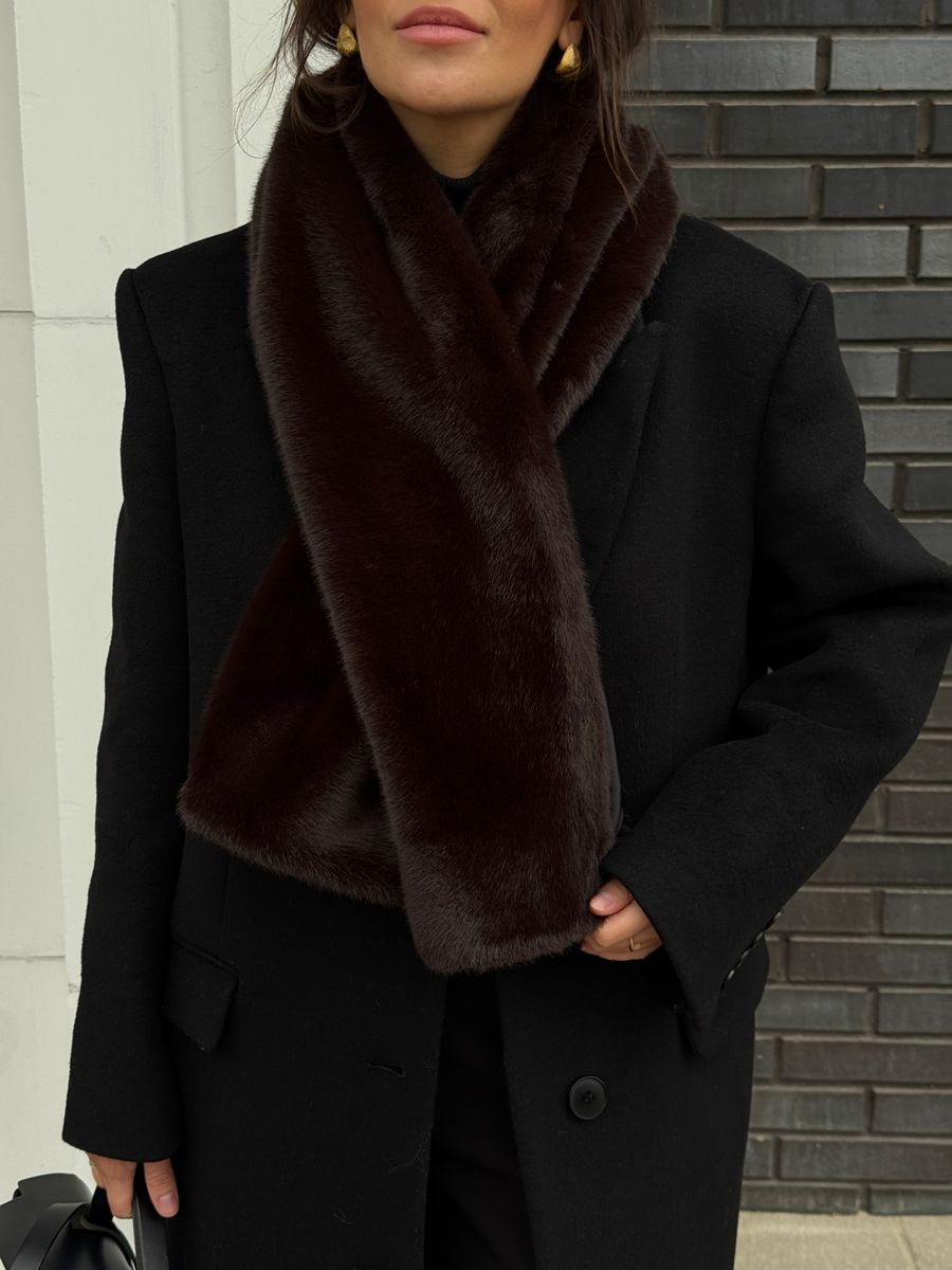Шарф из эко-меха с прорезью коричневый