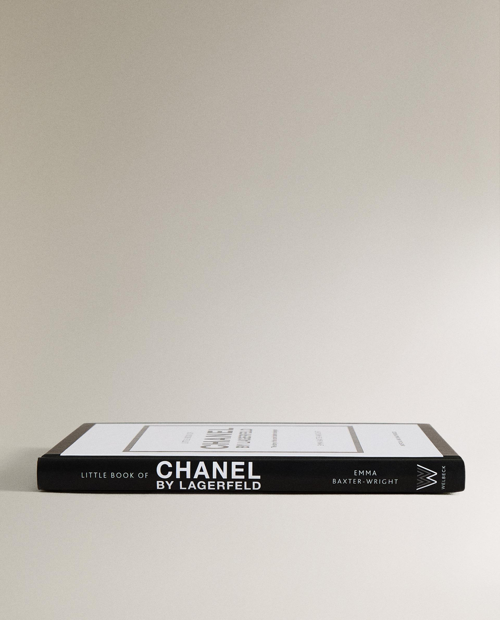 The Little Book of Chanel by Lagerfeld. Иллюстрированная книга об эпохе Лагерфельда в Chanel (на английском языке)