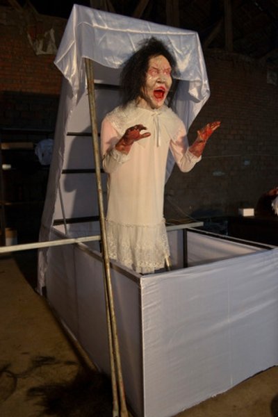 Хоррор-фигура «Ведьма в кровати»