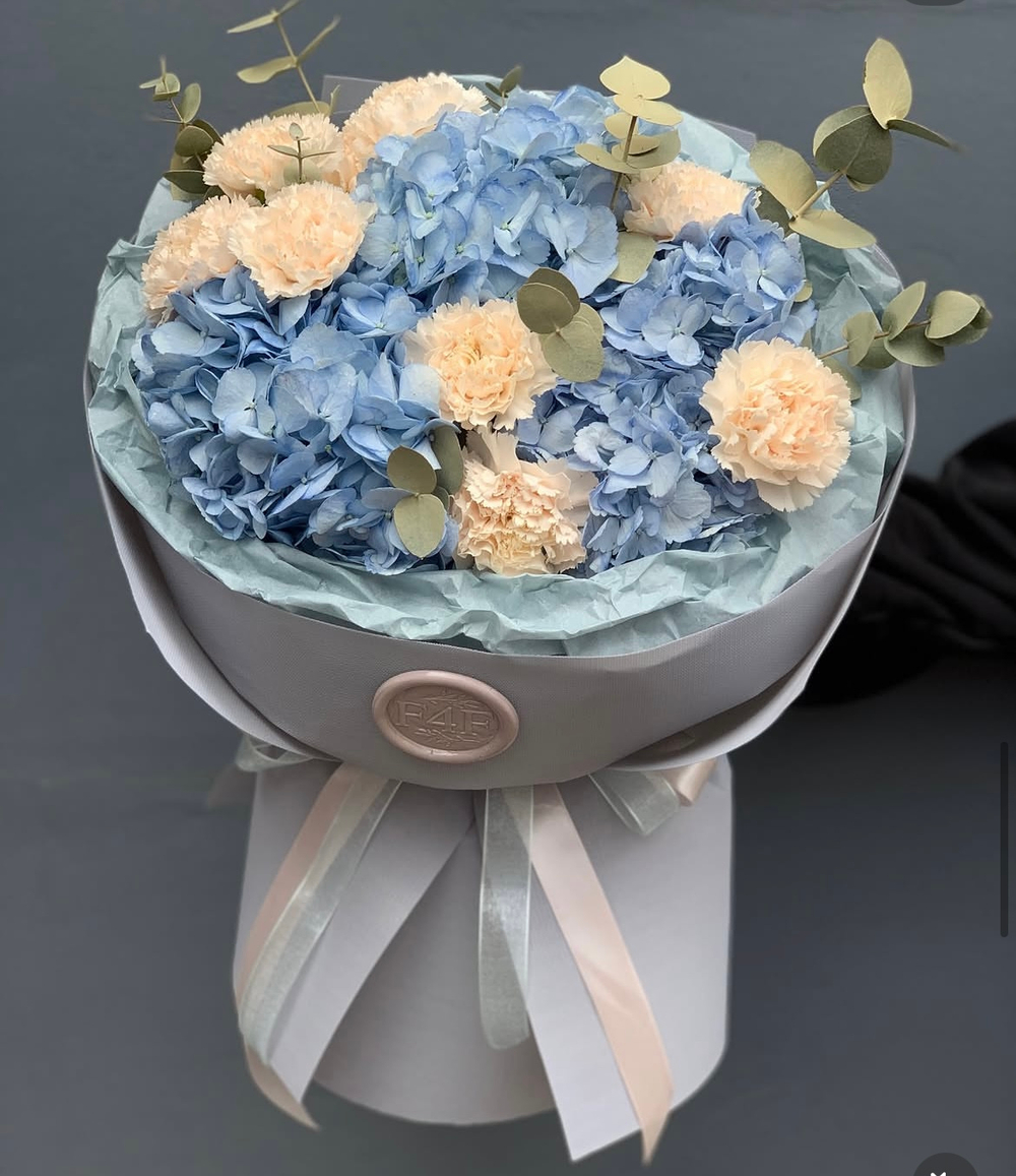 Букет(гортензия голубая 3шт,гвоздика кремовая,эвкалипт)