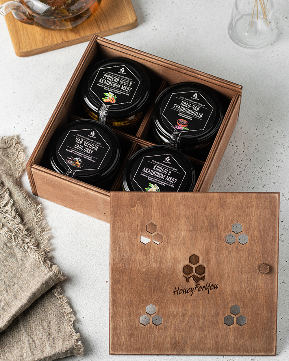 Подарочный набор с орехами в меду и чаем в деревянном ящике