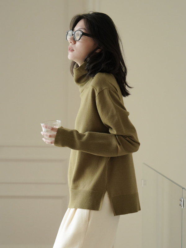 Свитер с высоким воротником (оливково-зелёный)