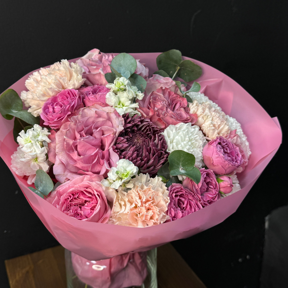 Букет из микса роз, хризантем и диантусов