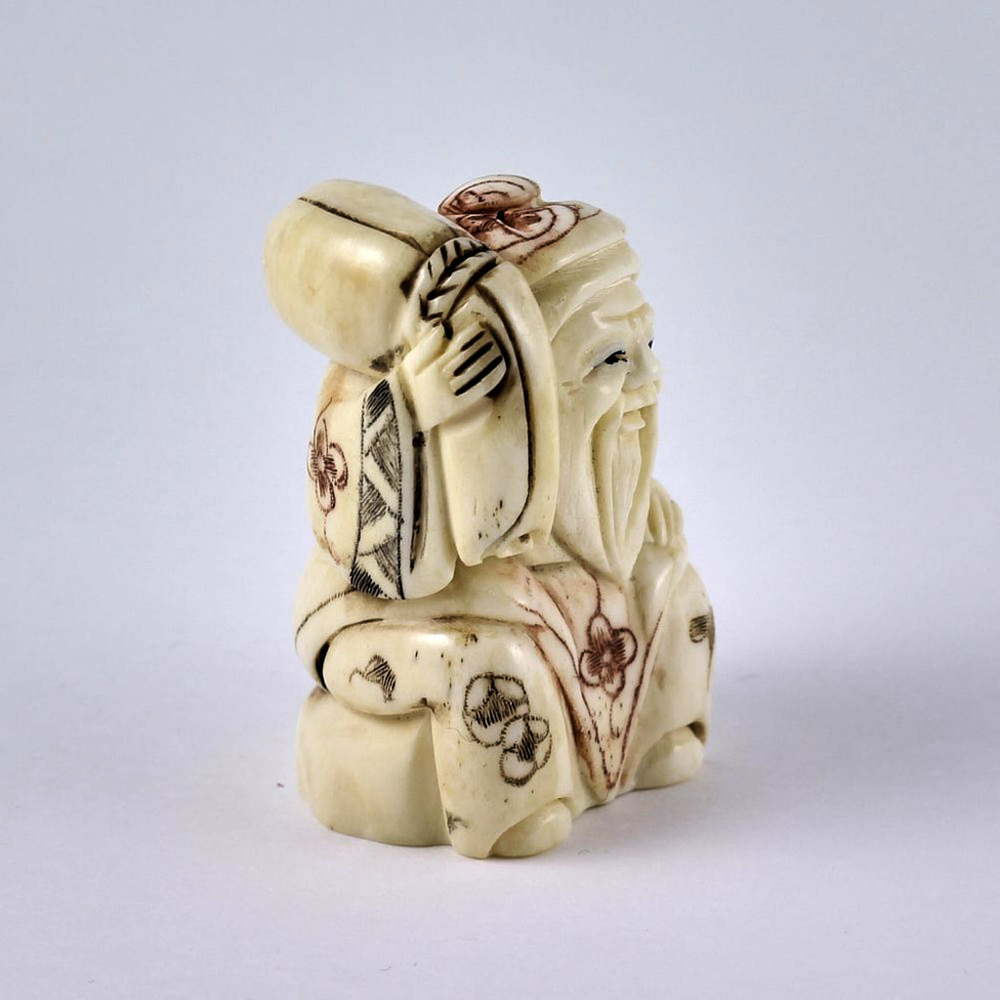 Нэцкэ Дзюродзин в круглой шапке и с ковром на плече