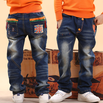 Джинсы с потертостями и задними карманами на молнии