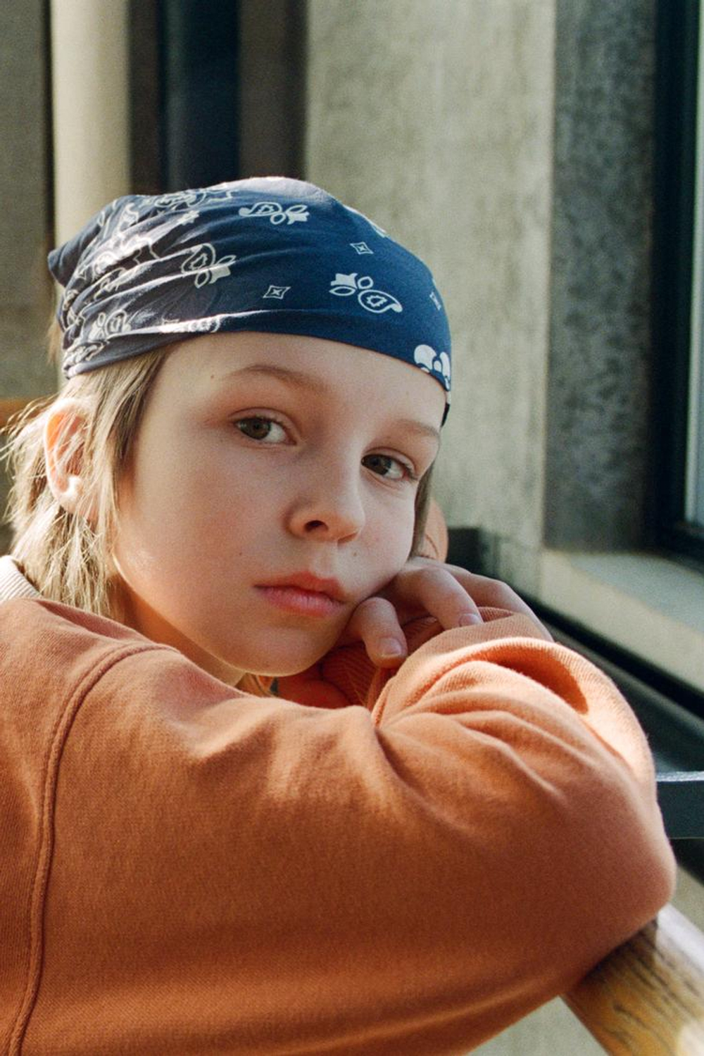 ZARA ТОЛСТОВКА С КОНТРАСТНЫМ ВОРОТНИКОМ И ДЕКОРАТИВНЫМИ ШВАМИ, ОРАНЖЕВЫЙ