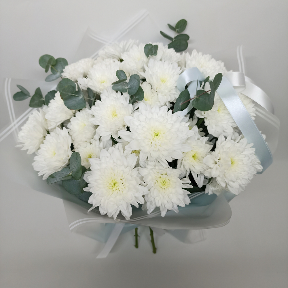 Букет хризантем с эвкалиптом Анна