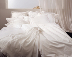 Пододеяльник 180х200 Christian Fischbacher Luxury Nights Dancing Squares 560 красный Швейцария