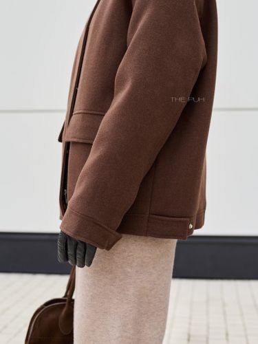 Коричневая куртка с меховым воротником