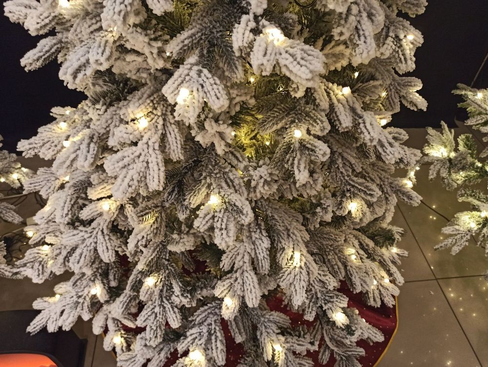 Заснеженная елка с гирляндой «Аляска» (Литая+пвх) 270 см / 2.7 м