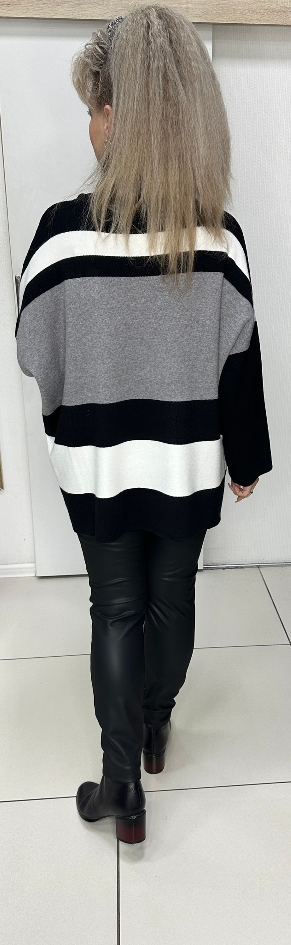 Черный свитер-джемпер с бело/черными полосками