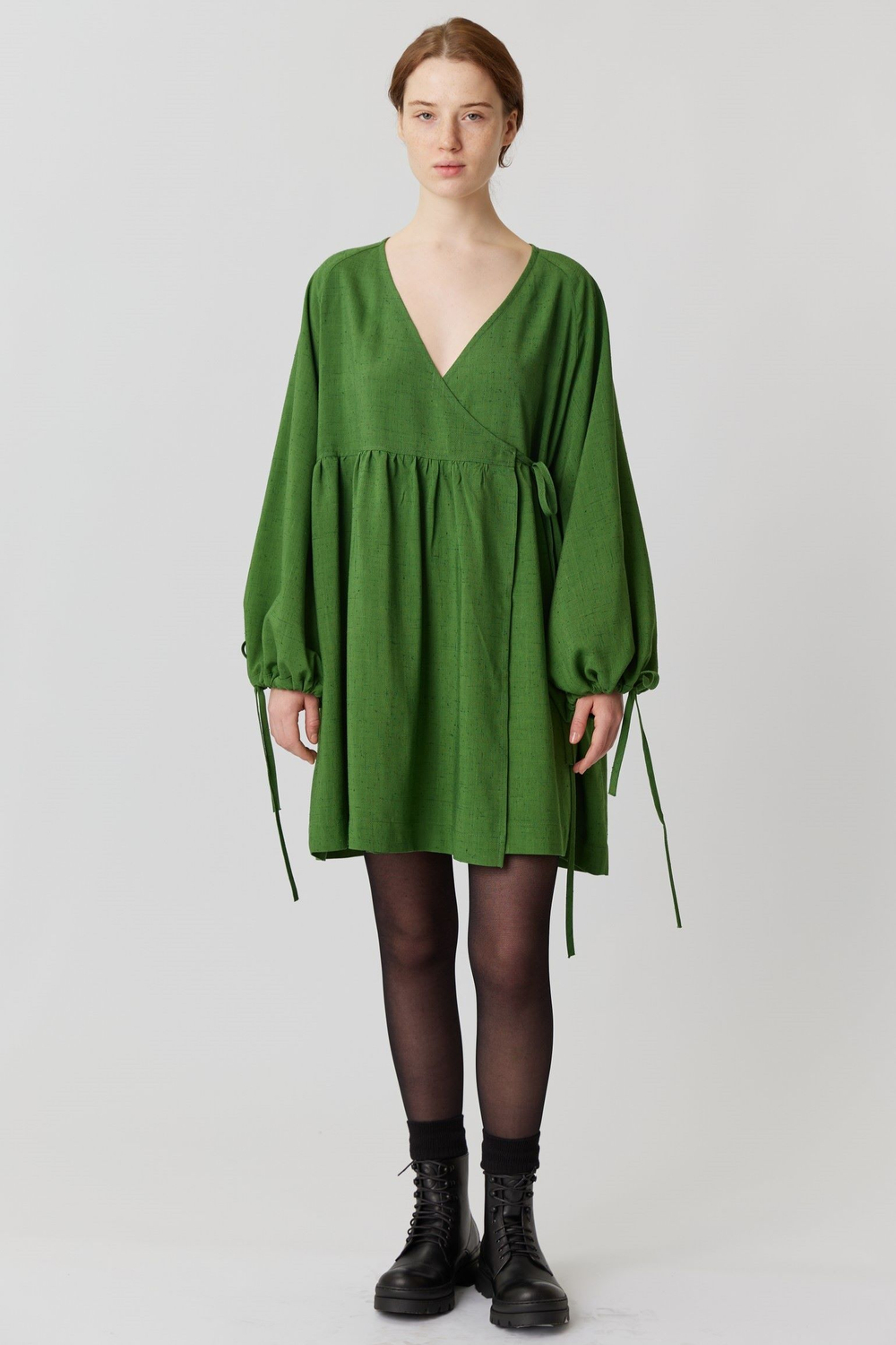 Платье на запах с широкими рукавами длины мини из зеленой вискозы с шёлком