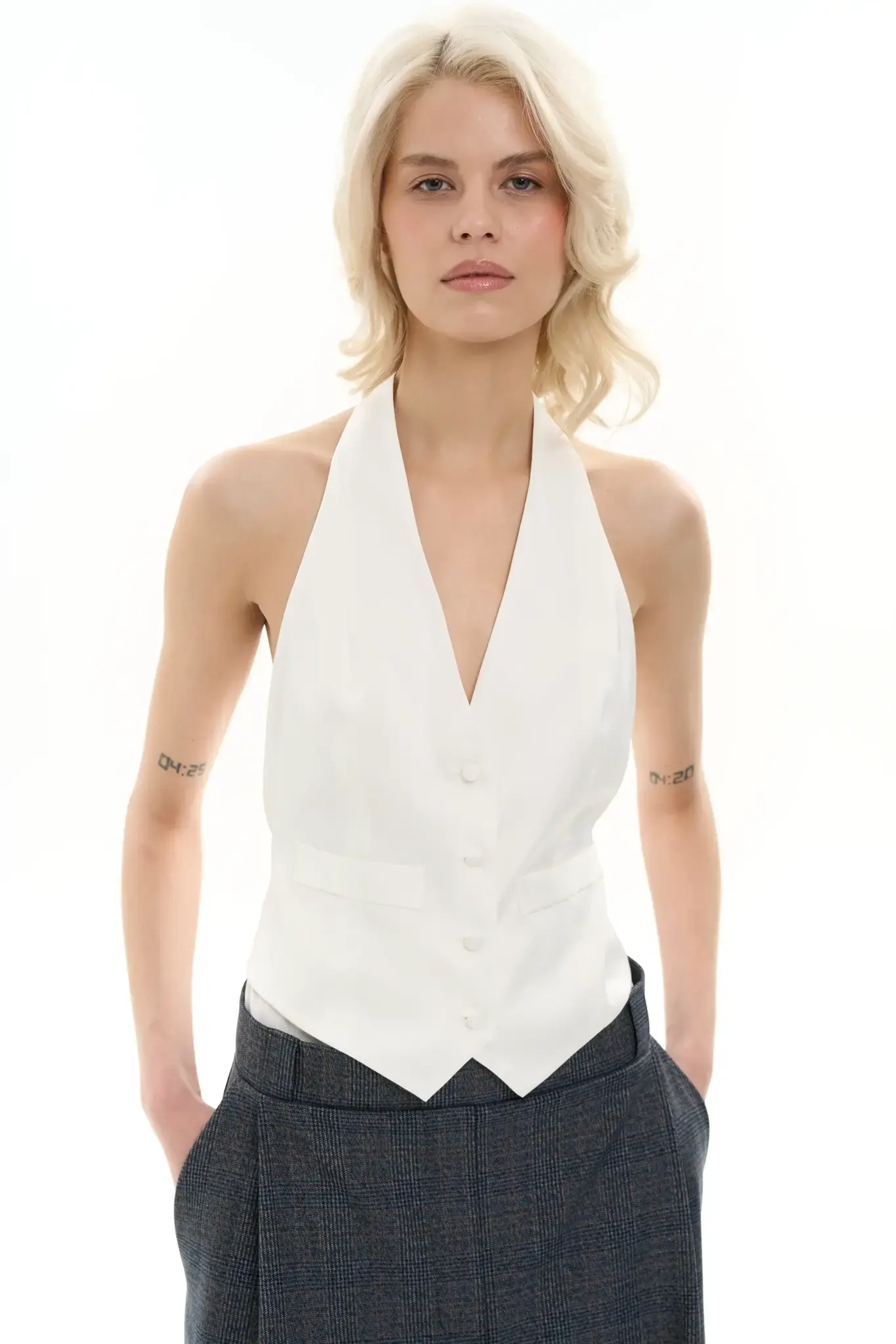 Жилет с открытой спиной белый