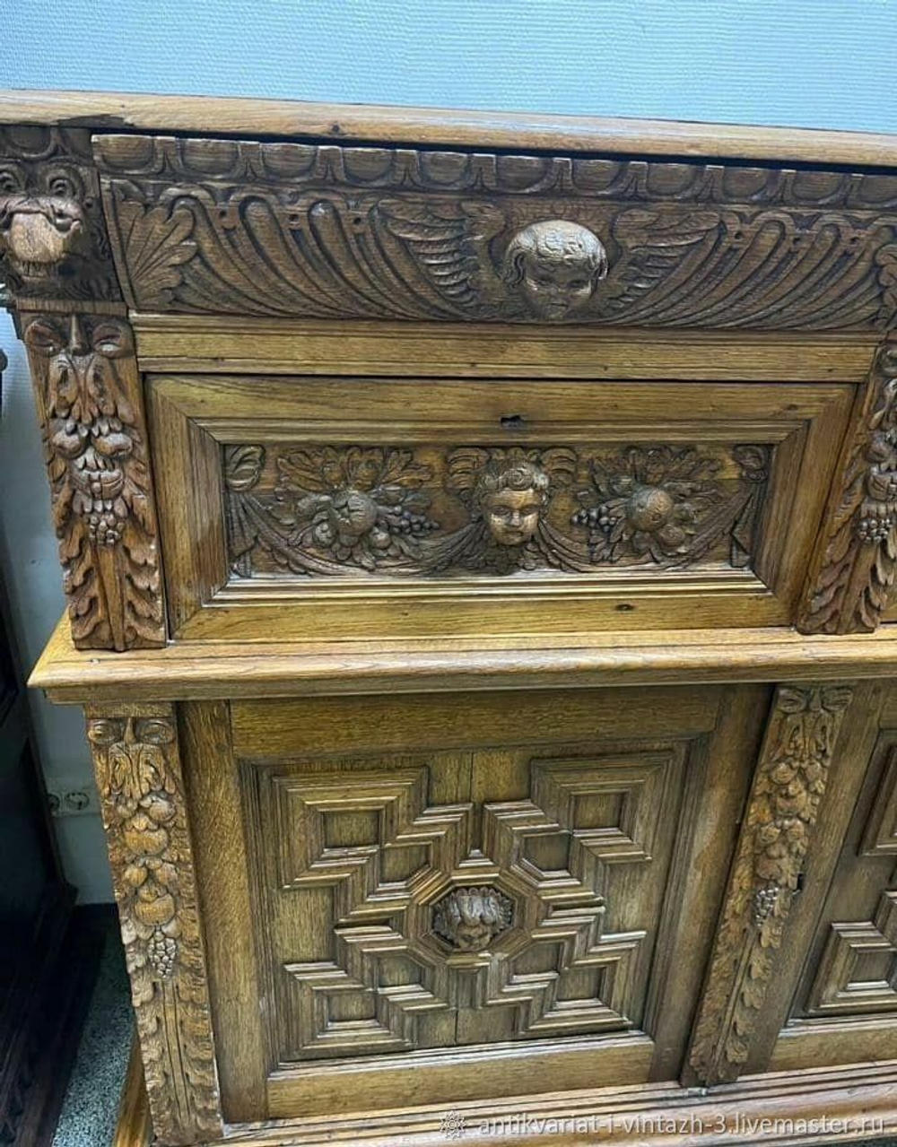 Старинный комод в стиле ренессанс